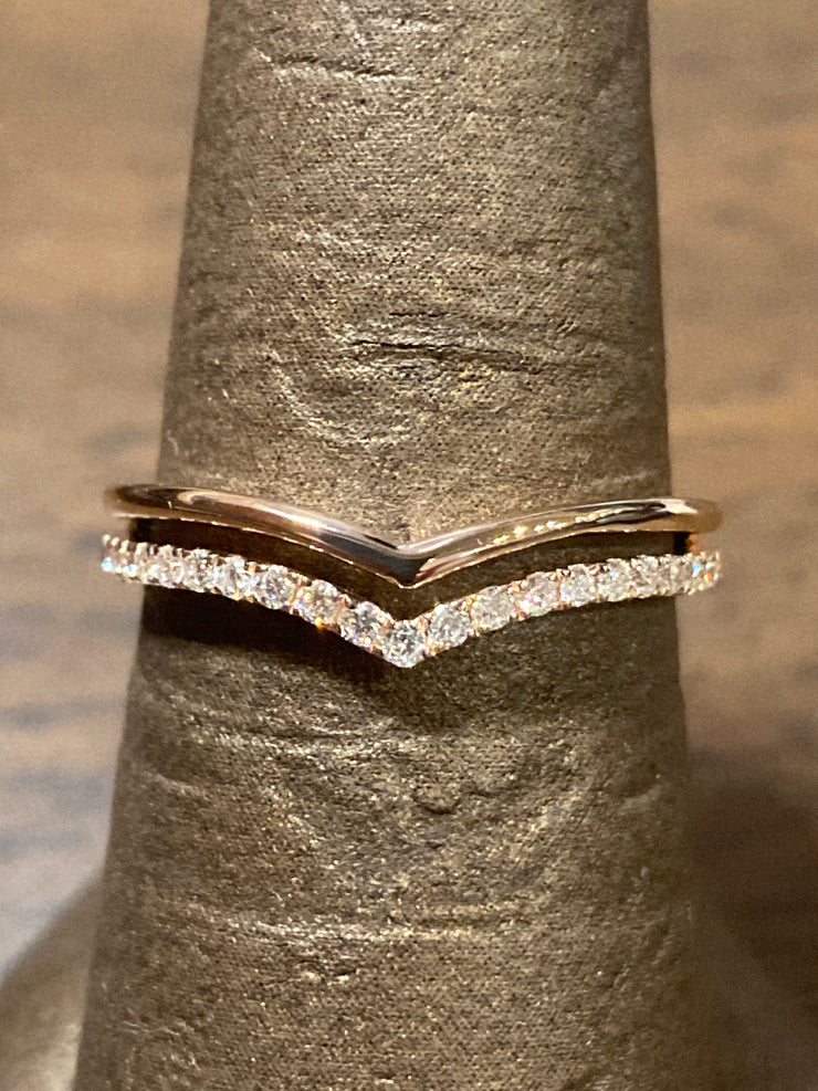 0.16cts. Diamond accent Double 'V' band, 14KR