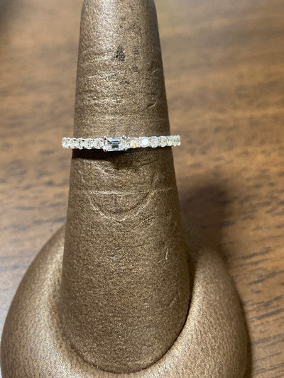 0.28cts. daimond band with baguette accent, 14KW