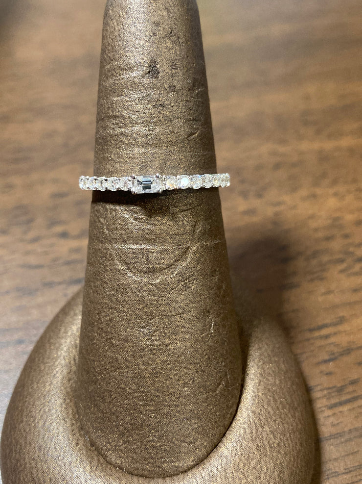 0.28cts. daimond band with baguette accent, 14KW